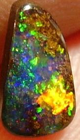 Boulder Opal mit gelben Feuer