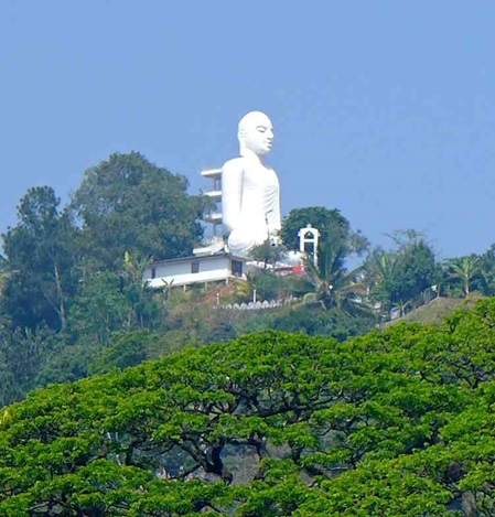 Buddha Statuen findet man in ganz Sri Lanka meisten auf Hügeln