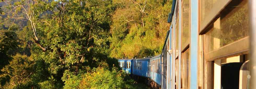 Auf der Rundreise auch ein Stück mit der Bahn fahren