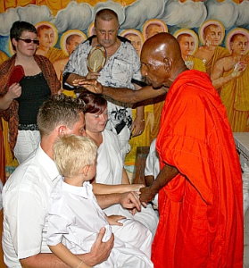 buddhistischer Mönch bei der Zeremonie
