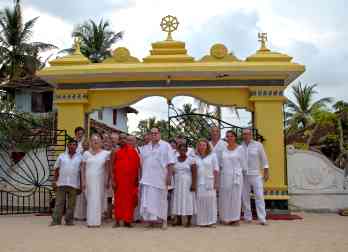 Gruppenbild vor dem Tempel